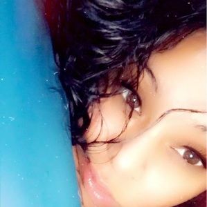 Meet your Posher, Adella